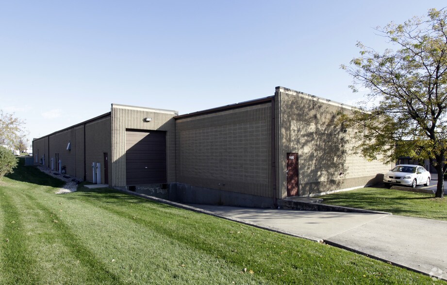 More Photos Of 1490 Bernard Dr, Addison Warehouse For Lease