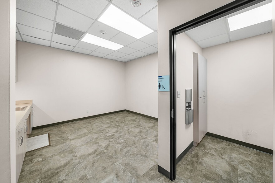 More Photos Of 723 Rollingbrook Dr, Baytown Office For Sale