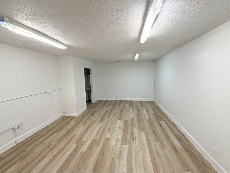 More Photos Of 1111 Paulsun St, San Antonio Light Manufacturing For Lease