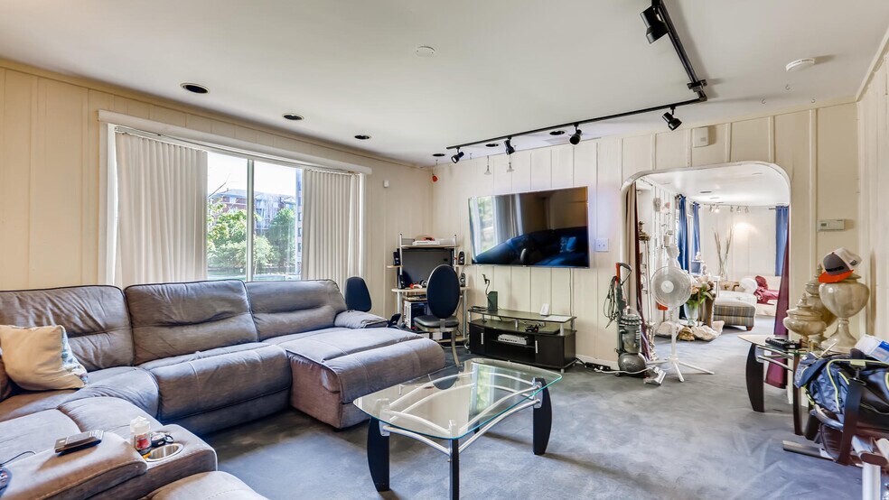 More Photos Of 231 N Milwaukee Ave, Wheeling Freestanding For Sale