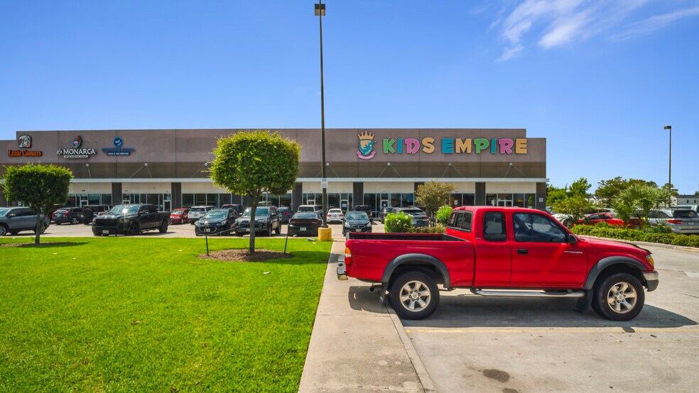 More Photos Of 10404 Gulf Fwy, Houston Storefront For Lease