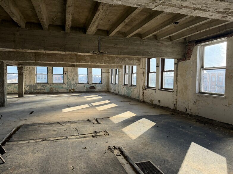More Photos Of 23 Public Sq, Shelbyville Office For Sale