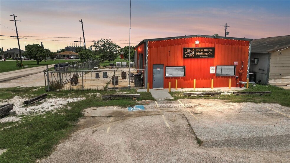More Photos Of 202 S Gulf Blvd, Freeport Warehouse For Sale
