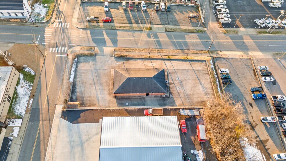 More Photos Of 215 8th St, Clarksville Medical For Lease