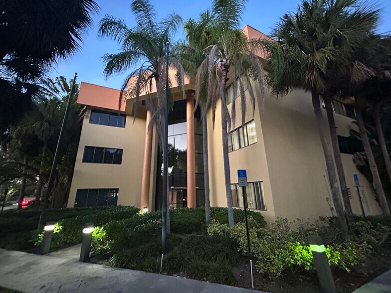 More Photos Of 300 Lock Rd, Deerfield Beach Office For Lease