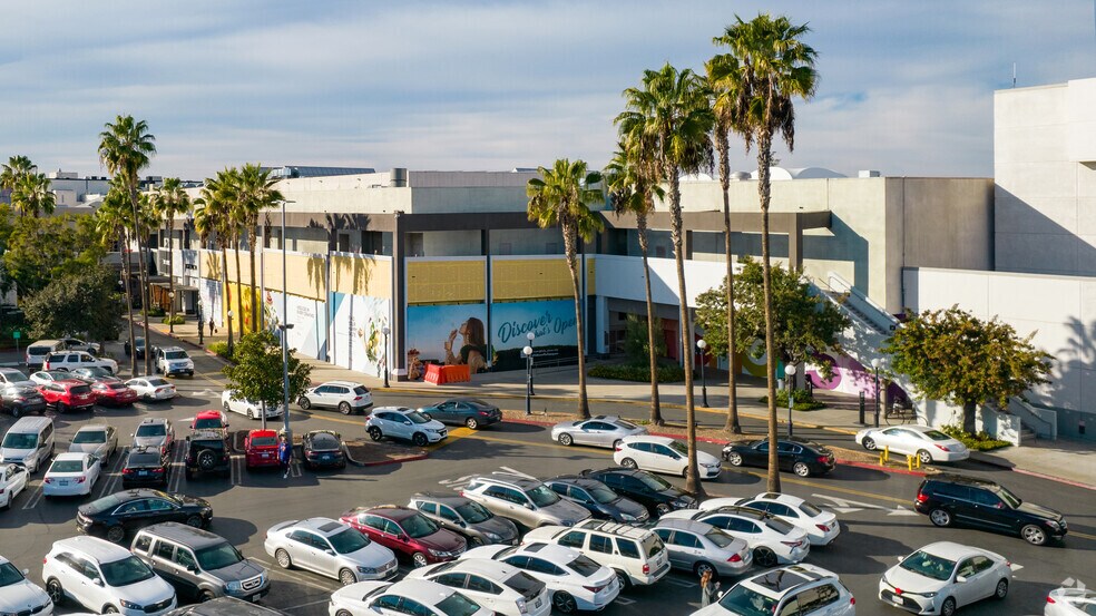 More Photos Of 14040 Riverside Dr, Sherman Oaks Department Store For Lease