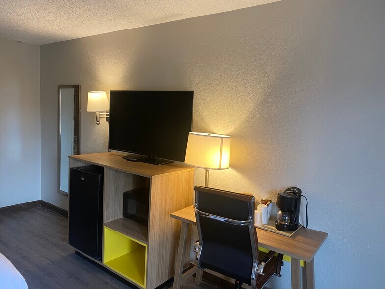 More Photos Of 2701 Highway 82 E, Greenville Hotel For Sale