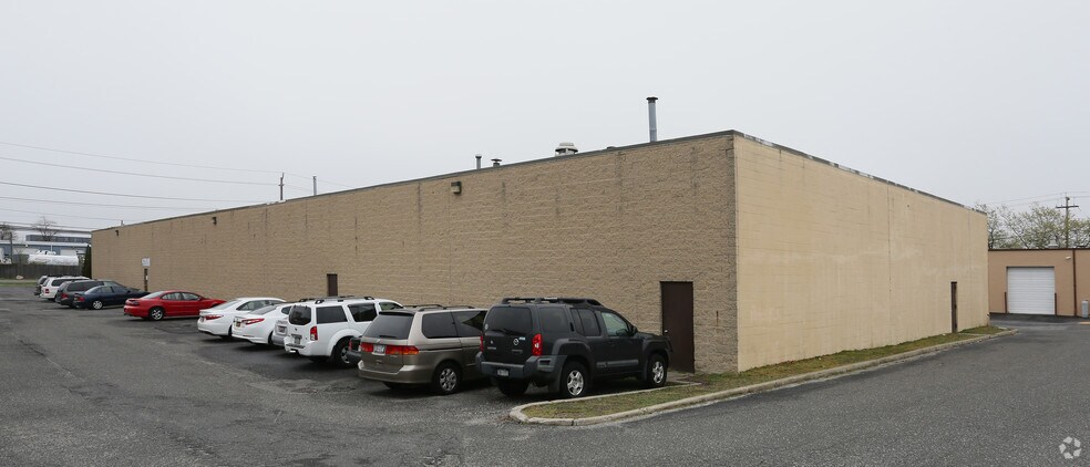 More Photos Of 1440 Church St, Bohemia Warehouse For Lease
