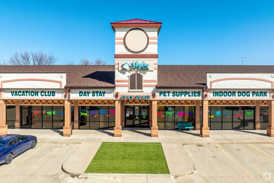 More Photos Of 3881-3887 121st St, Urbandale General Retail For Sale