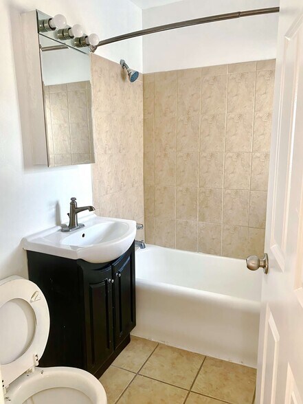 More Photos Of 5620 N Western Ave, Chicago Storefront Retail Residential For Sale