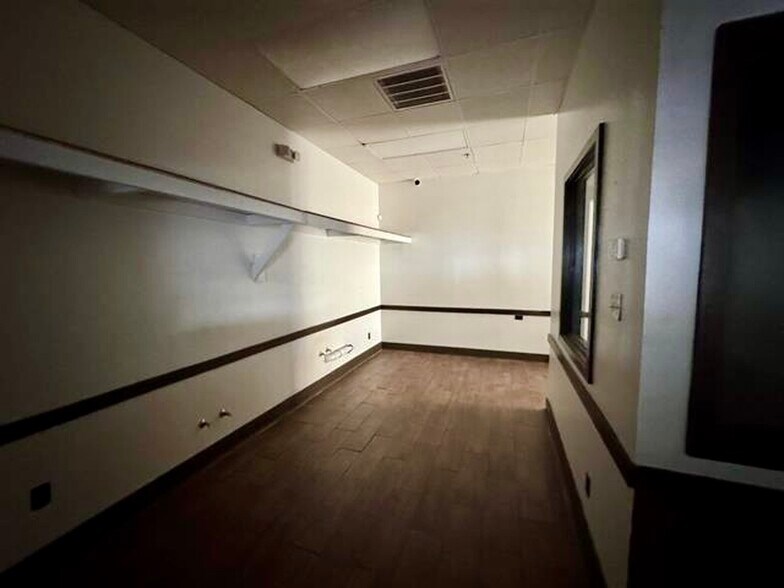 More Photos Of 1705 E Del Mar, Laredo Freestanding For Lease