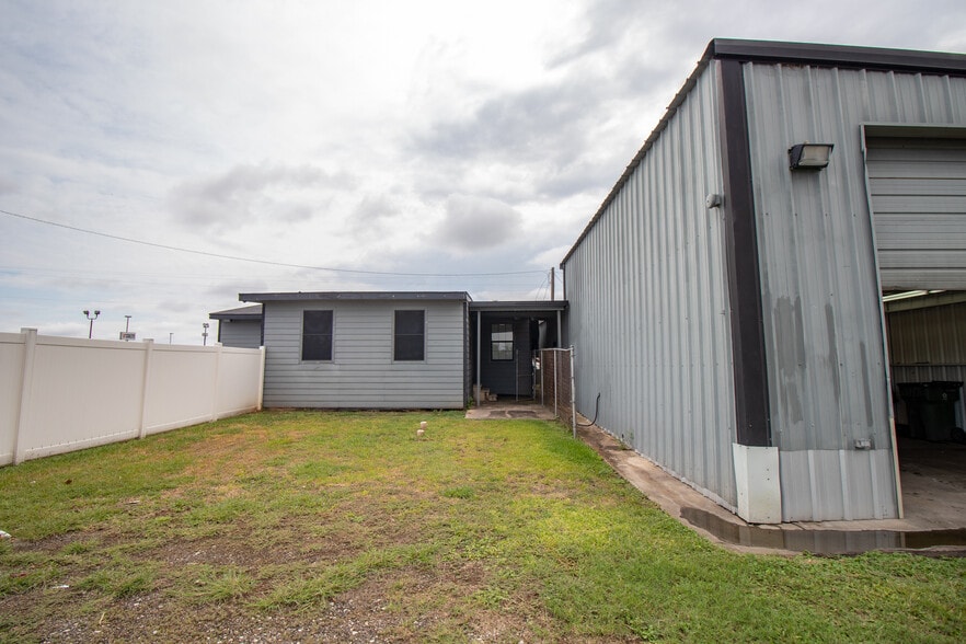 More Photos Of 1577 N FM 157, Mansfield General Retail For Sale