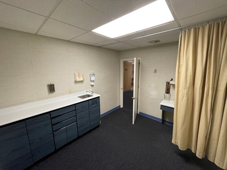 More Photos Of 2701 Cowpath Rd, Hatfield Office Residential For Lease