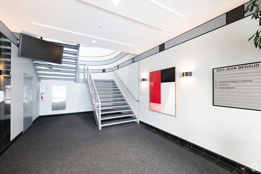 More Photos Of 2572 Boul Daniel Johnson, Laval Coworking Space