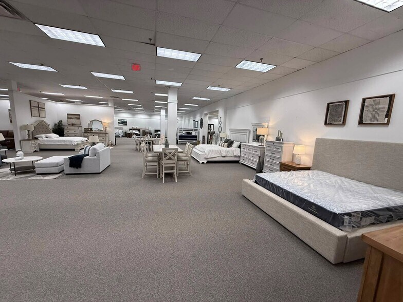 More Photos Of 1000 S Main St, Roswell Freestanding For Sale