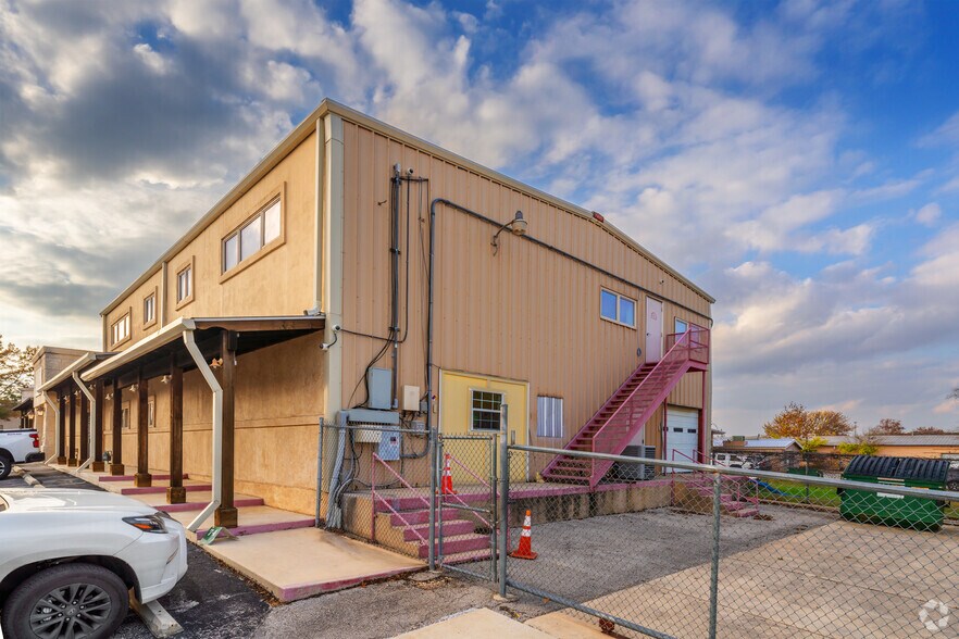 More Photos Of 801 N Main St, Boerne Freestanding For Sale