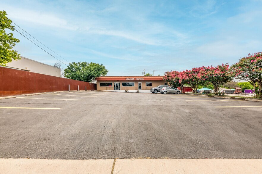 More Photos Of 4912 Burnet Rd, Austin Freestanding For Sale