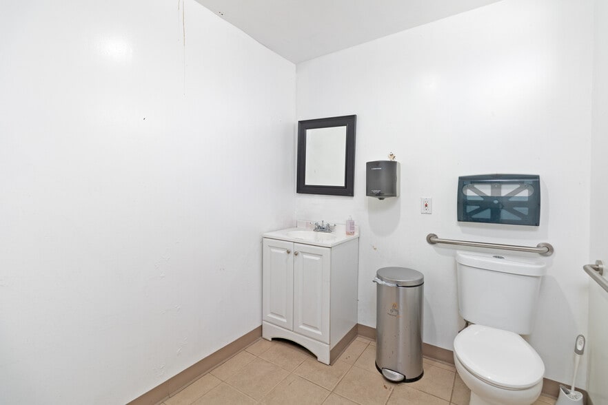 More Photos Of 8212-8214 San Fernando Rd, Sun Valley Light Distribution For Sale