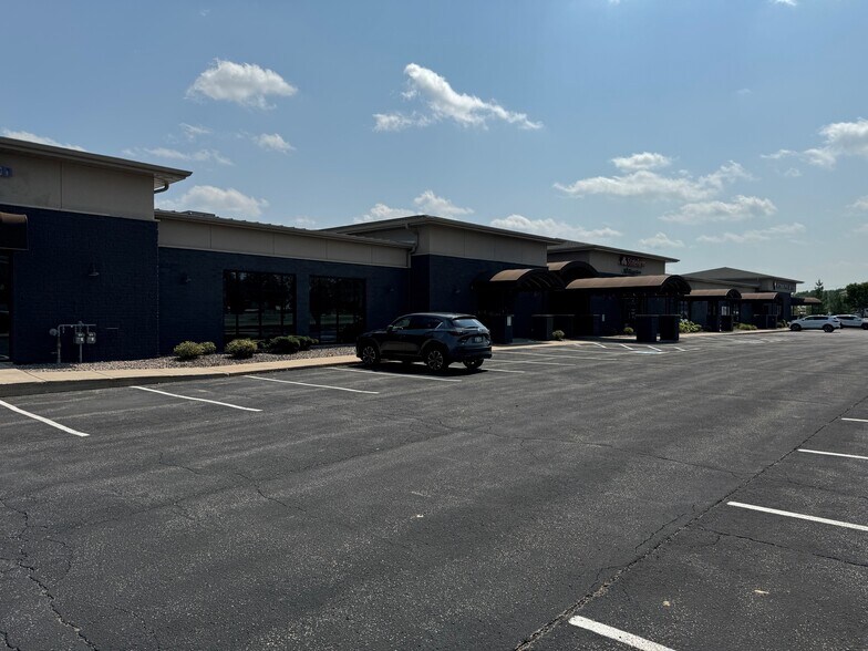 More Photos Of 1600-1688 N Casaloma Dr, Grand Chute General Retail For Sale
