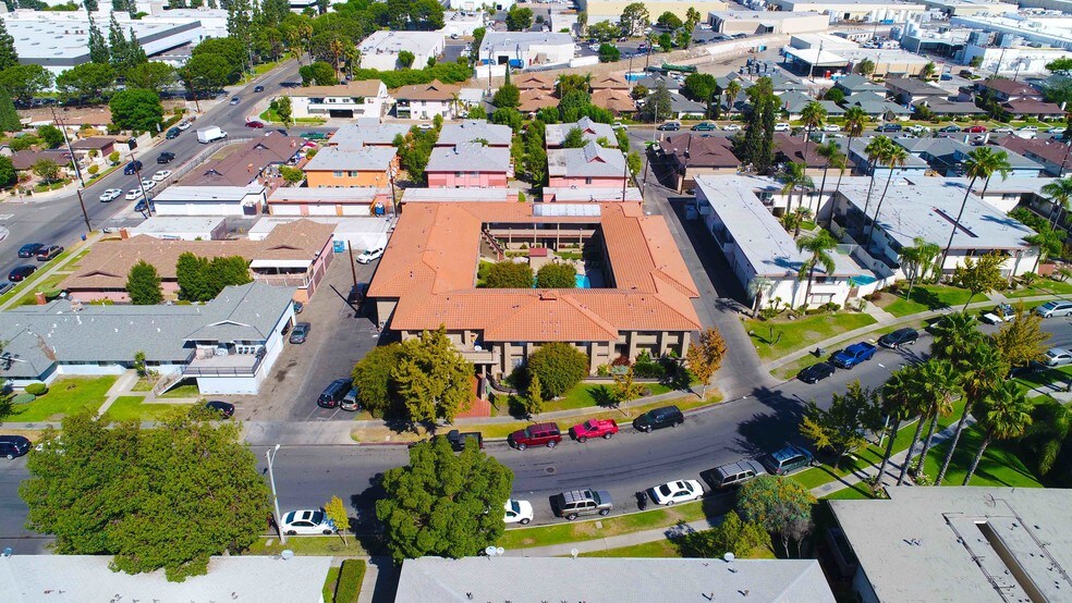 More Photos Of 1521 E Canfield Ln, Anaheim Apartments For Sale