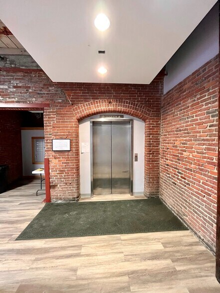 More Photos Of 1 Union St, Lawrence Office For Lease