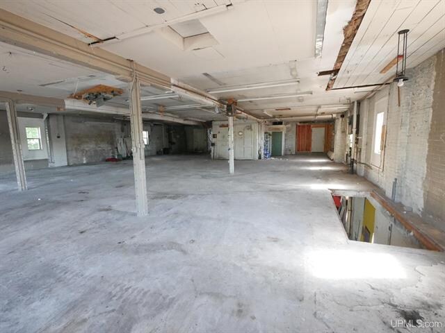 More Photos Of 407 W Memorial Dr, Houghton Freestanding For Sale