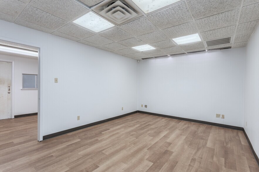 More Photos Of 600 W Main St, Whitesboro Light Manufacturing For Sale