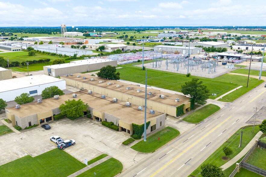 More Photos Of 800 W Rock Creek Rd, Norman Office For Lease