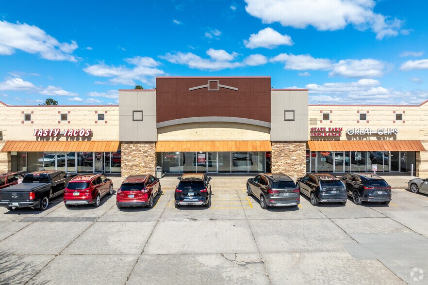 More Photos Of 8513-8569 Hickman Rd, Urbandale General Retail For Lease
