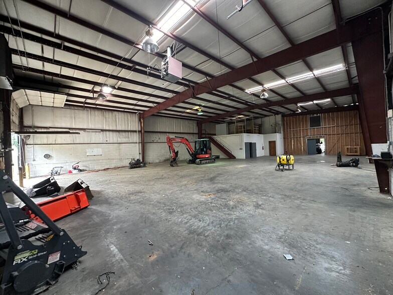 More Photos Of 5911 Echo Dr, Knoxville Warehouse For Lease