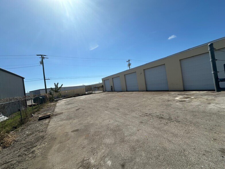 More Photos Of 1002 SE 9th St, Cape Coral Service For Lease