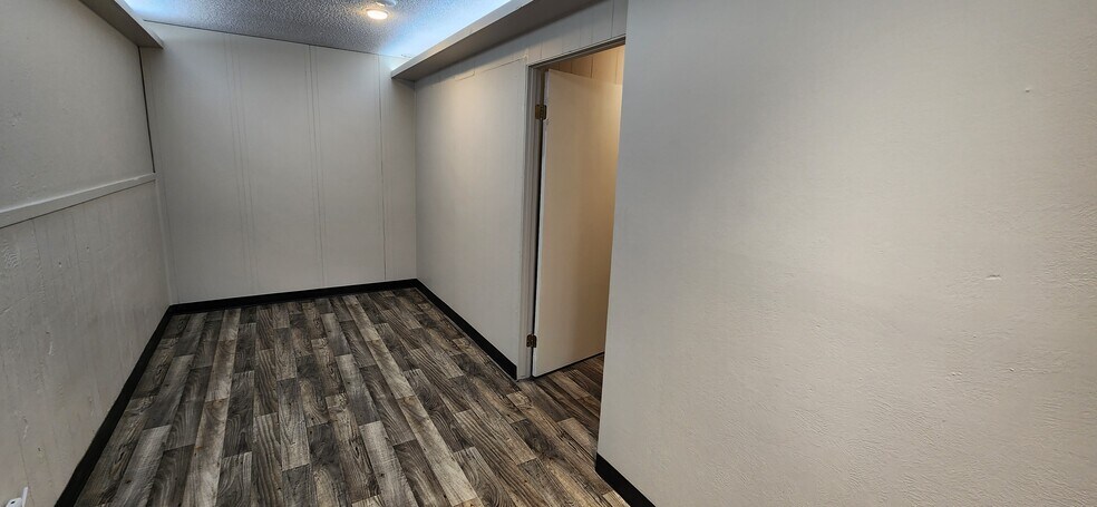 More Photos Of 324 S Meridian Rd, Meridian Storefront Retail Office For Lease