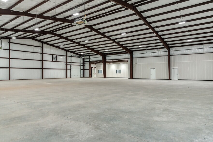 More Photos Of 9007 CR 6820, Lubbock Warehouse For Lease