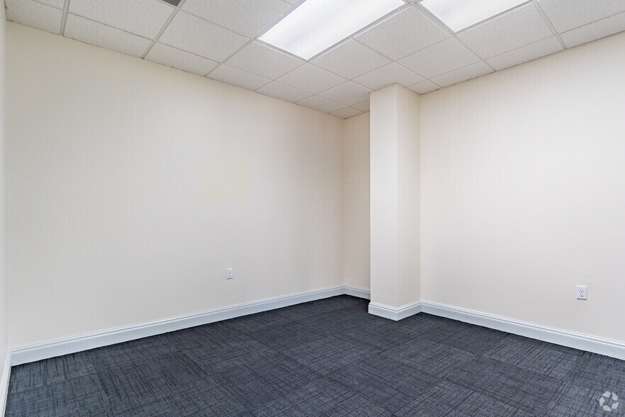 More Photos Of 4455 Ulmerton Rd, Clearwater Warehouse For Lease