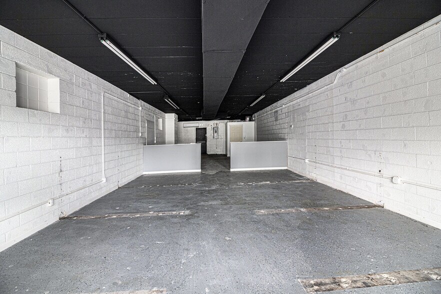 More Photos Of 3898 Joslyn Rd, Lake Orion General Retail For Lease