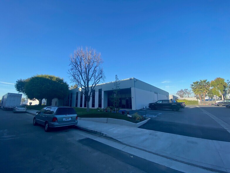 More Photos Of 2491-2493 Du Bridge Ave, Irvine Warehouse For Lease