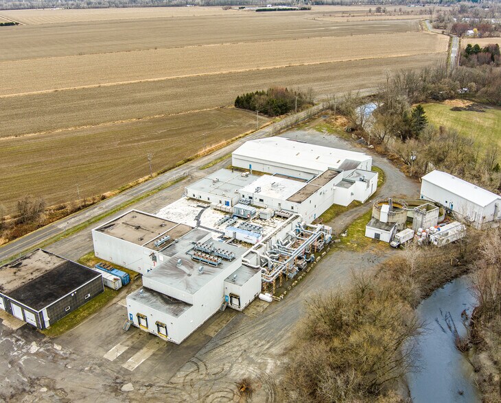 Primary Photo Of 212 Ch Du Canton S, Yamachiche Industrial For Sale