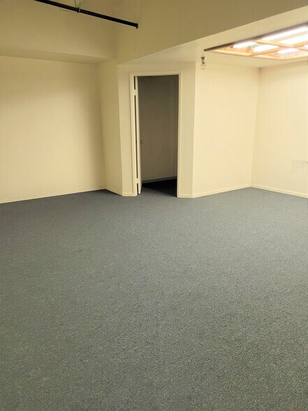 More Photos Of 1009-1033 Brooks St, Ontario Warehouse For Lease