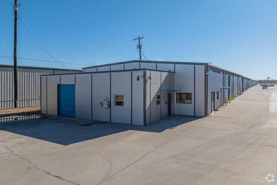 More Photos Of 2653 Blue Mound Rd W, Haslet Warehouse For Lease