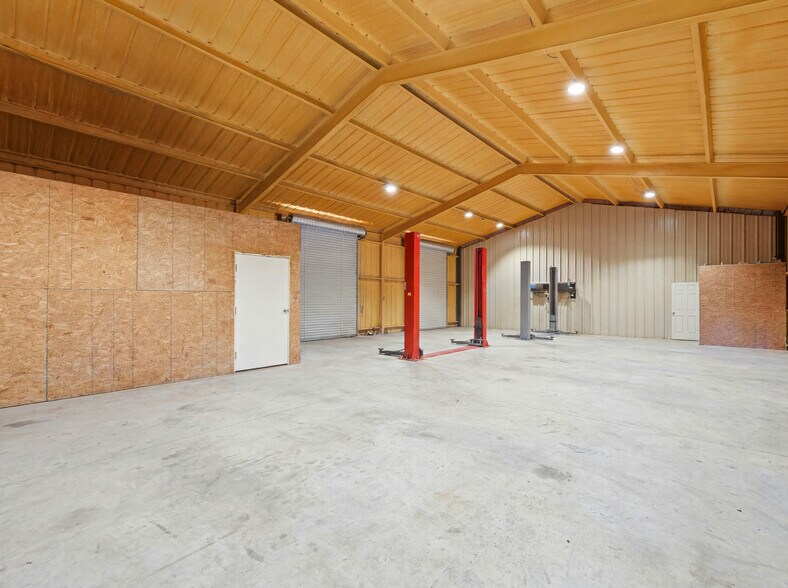 More Photos Of 117 Business Dr W, Kerrville Warehouse For Sale