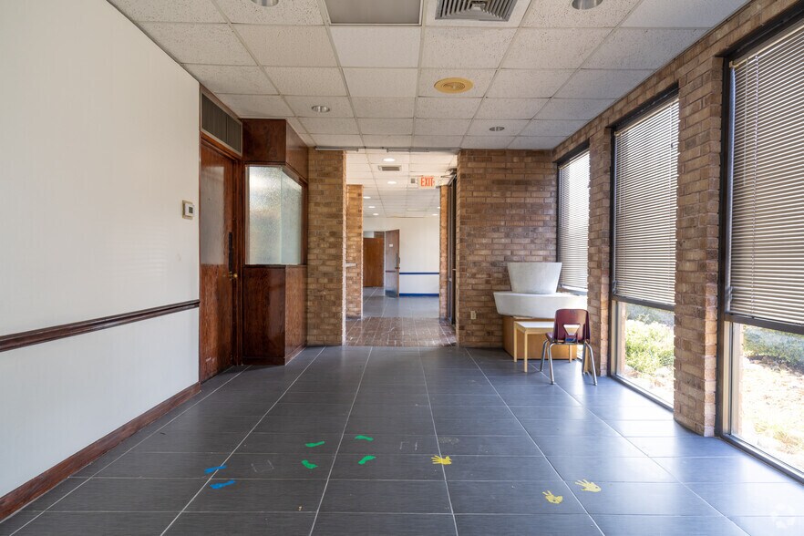 More Photos Of 3919 Woodlawn Ave, Pasadena Medical For Lease