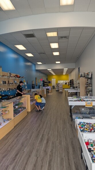 More Photos Of 2775 Tyrone Blvd N, Saint Petersburg General Retail For Lease