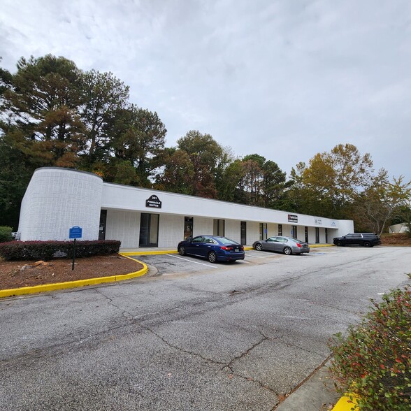 Primary Photo Of 2151 Fountain Dr, Snellville Medical For Lease