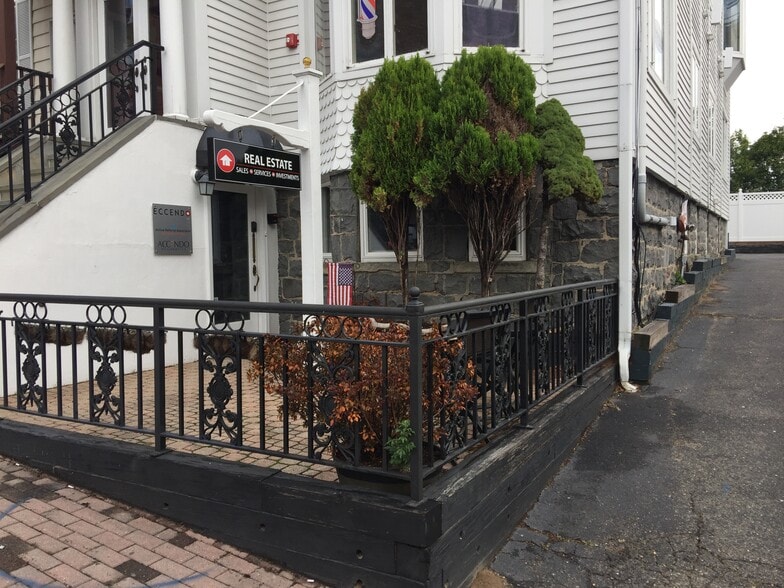 More Photos Of 17 Hilliard Ave, Edgewater Storefront Retail Residential For Lease