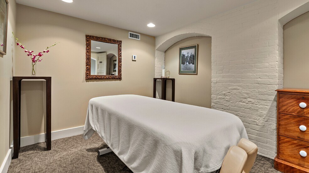 More Photos Of 11 Hawthorne Rd, Lenox Hotel For Sale
