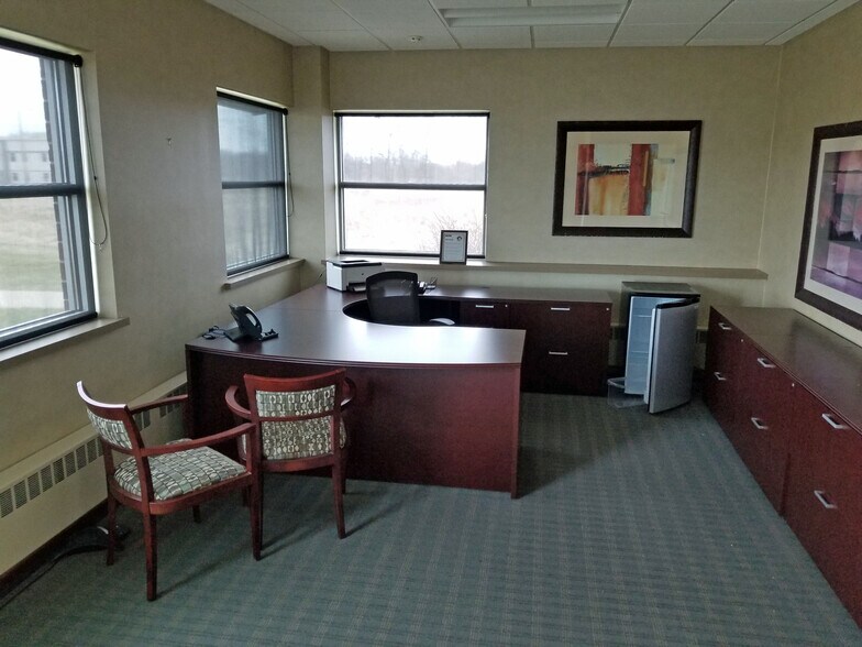 More Photos Of 2571 S Hemlock Rd, Green Bay Office For Sale