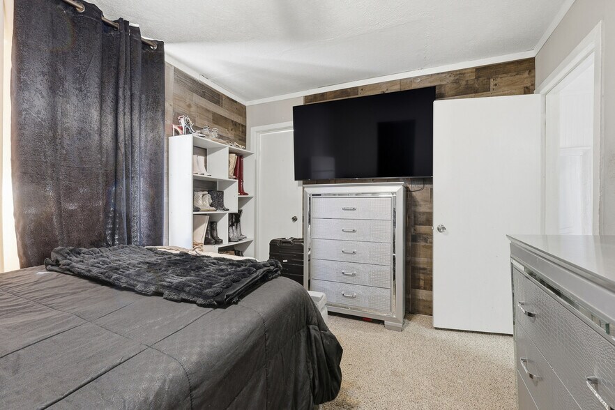 More Photos Of 2205 Strawberry Rd, Pasadena Flex For Sale