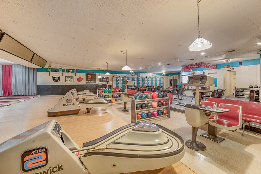 More Photos Of 1104 N Saginaw St, Saint Charles Bowling Alley For Sale
