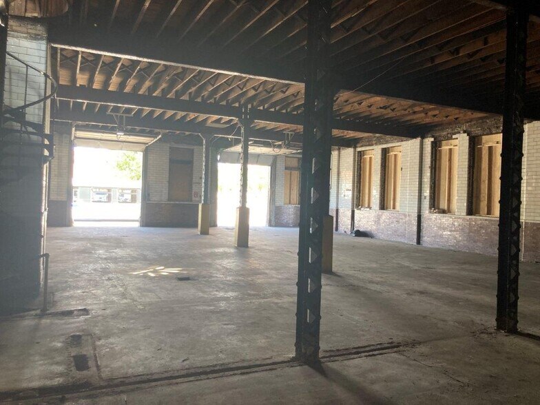 More Photos Of 4837 N Lipps Ave, Chicago Bar For Lease