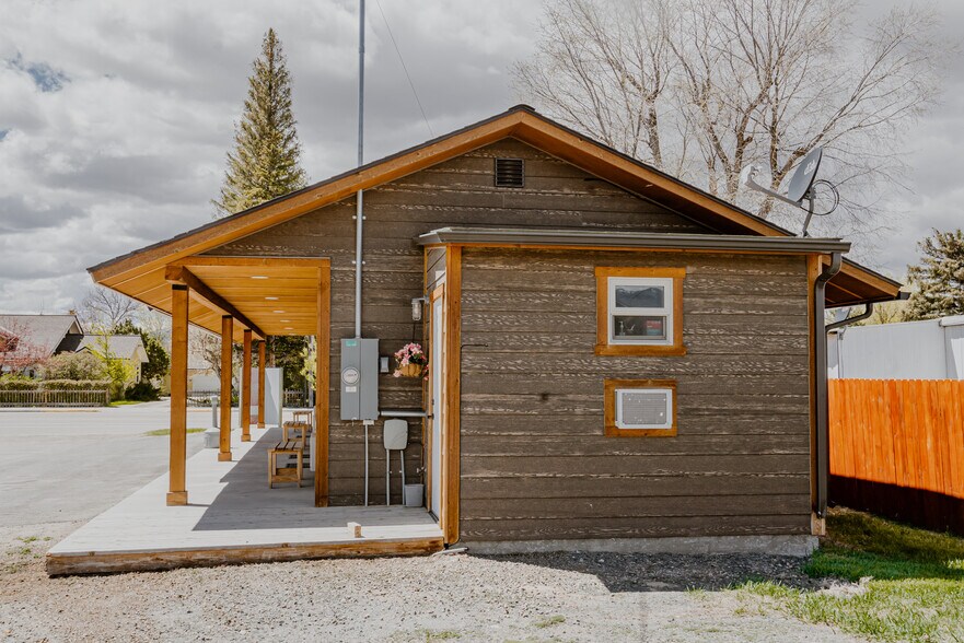 More Photos Of 325 S Main St, Twin Bridges Service Station For Sale